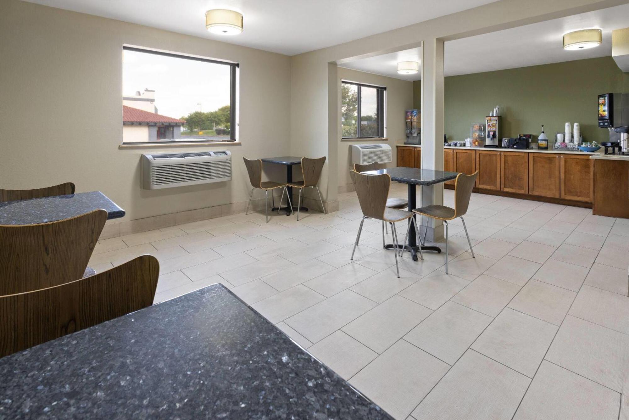 Отель Super 8 By Wyndham Richmond Midlothian Turnpike Экстерьер фото